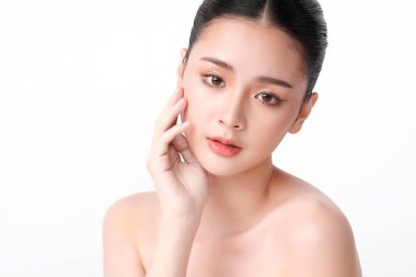 Beyaz arka planda temiz tenli güzel Asyalı kadın, yüz bakımı, yüz bakımı, kozmetoloji, güzellik ve kaplıca, Asyalı kadın portresi.