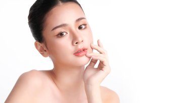 Beyaz arka planda temiz tenli güzel Asyalı kadın, yüz bakımı, yüz bakımı, kozmetoloji, güzellik ve kaplıca, Asyalı kadın portresi.