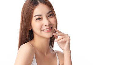 Beyaz arka planda temiz tenli güzel Asyalı kadın, yüz bakımı, yüz bakımı, kozmetoloji, güzellik ve kaplıca, Asyalı kadın portresi.