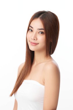 Beyaz arka planda temiz tenli güzel Asyalı kadın, yüz bakımı, yüz bakımı, kozmetoloji, güzellik ve kaplıca, Asyalı kadın portresi.