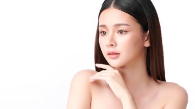 Beyaz arka planda temiz tenli güzel Asyalı kadın, yüz bakımı, yüz bakımı, kozmetoloji, güzellik ve kaplıca, Asyalı kadın portresi.