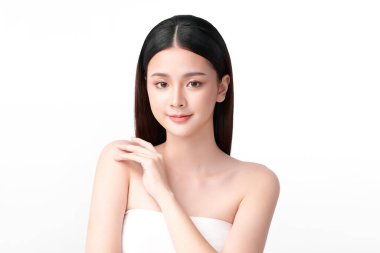 Beyaz arka planda temiz tenli güzel Asyalı kadın, yüz bakımı, yüz bakımı, kozmetoloji, güzellik ve kaplıca, Asyalı kadın portresi.