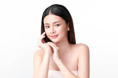 Beyaz arka planda temiz tenli güzel Asyalı kadın, yüz bakımı, yüz bakımı, kozmetoloji, güzellik ve kaplıca, Asyalı kadın portresi.