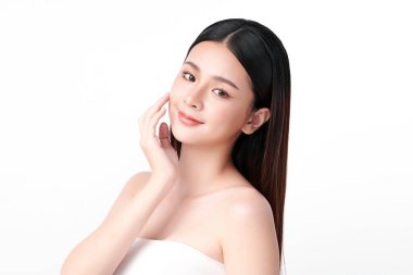 Beyaz arka planda temiz tenli güzel Asyalı kadın, yüz bakımı, yüz bakımı, kozmetoloji, güzellik ve kaplıca, Asyalı kadın portresi.