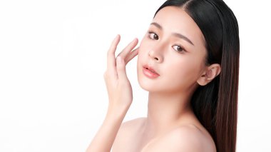 Beyaz arka planda temiz tenli güzel Asyalı kadın, yüz bakımı, yüz bakımı, kozmetoloji, güzellik ve kaplıca, Asyalı kadın portresi.