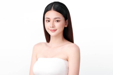 Beyaz arka planda temiz tenli güzel Asyalı kadın, yüz bakımı, yüz bakımı, kozmetoloji, güzellik ve kaplıca, Asyalı kadın portresi.