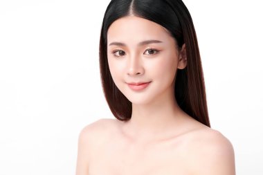 Beyaz arka planda temiz tenli güzel Asyalı kadın, yüz bakımı, yüz bakımı, kozmetoloji, güzellik ve kaplıca, Asyalı kadın portresi.