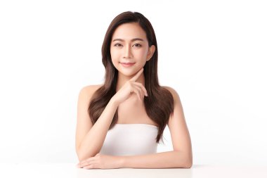 Beyaz arka planda temiz tenli güzel Asyalı kadın, yüz bakımı, yüz bakımı, kozmetoloji, güzellik ve kaplıca, Asyalı kadın portresi.