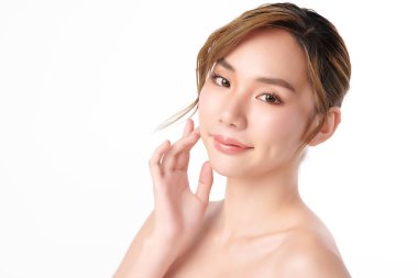 Beyaz arka planda temiz tenli güzel Asyalı kadın, yüz bakımı, yüz bakımı, kozmetoloji, güzellik ve kaplıca, Asyalı kadın portresi.