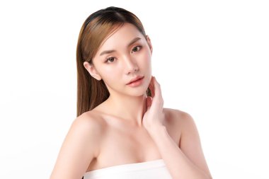 Beyaz arka planda temiz tenli güzel Asyalı kadın, yüz bakımı, yüz bakımı, kozmetoloji, güzellik ve kaplıca, Asyalı kadın portresi.