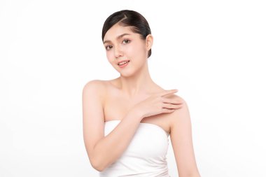 Beyaz arka planda temiz tenli güzel Asyalı kadın, yüz bakımı, yüz bakımı, kozmetoloji, güzellik ve kaplıca, Asyalı kadın portresi.