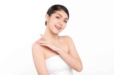Beyaz arka planda temiz tenli güzel Asyalı kadın, yüz bakımı, yüz bakımı, kozmetoloji, güzellik ve kaplıca, Asyalı kadın portresi.