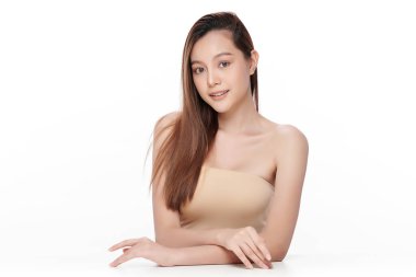 Beyaz arka planda temiz tenli güzel Asyalı kadın, yüz bakımı, yüz bakımı, kozmetoloji, güzellik ve kaplıca, Asyalı kadın portresi.