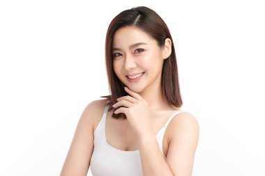 Beyaz arka planda temiz tenli güzel Asyalı kadın, yüz bakımı, yüz bakımı, kozmetoloji, güzellik ve kaplıca, Asyalı kadın portresi.