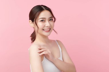 Pembe arka planda temiz tenli güzel Asyalı kadın, yüz bakımı, yüz bakımı, kozmetoloji, güzellik ve kaplıca, Asyalı kadın portresi