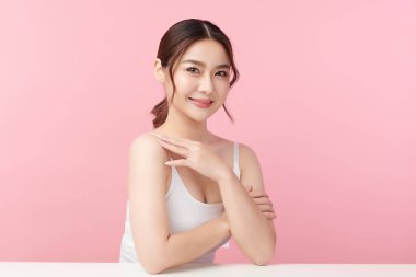 Pembe arka planda temiz tenli güzel Asyalı kadın, yüz bakımı, yüz bakımı, kozmetoloji, güzellik ve kaplıca, Asyalı kadın portresi