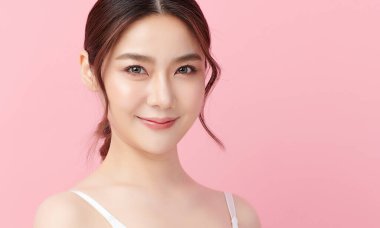 Pembe arka planda temiz tenli güzel Asyalı kadın, yüz bakımı, yüz bakımı, kozmetoloji, güzellik ve kaplıca, Asyalı kadın portresi