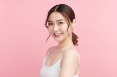 Pembe arka planda temiz tenli güzel Asyalı kadın, yüz bakımı, yüz bakımı, kozmetoloji, güzellik ve kaplıca, Asyalı kadın portresi