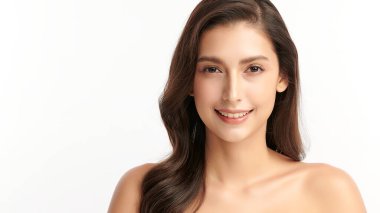 Beyaz arka planda temiz tenli güzel Asyalı kadın, yüz bakımı, yüz bakımı, kozmetoloji, güzellik ve kaplıca, Asyalı kadın portresi.