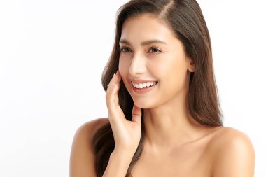 Beyaz arka planda temiz tenli güzel Asyalı kadın, yüz bakımı, yüz bakımı, kozmetoloji, güzellik ve kaplıca, Asyalı kadın portresi.