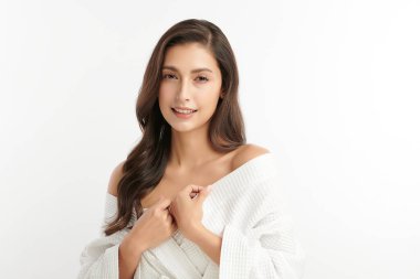 Beyaz arka planda temiz tenli güzel Asyalı kadın, yüz bakımı, yüz bakımı, kozmetoloji, güzellik ve kaplıca, Asyalı kadın portresi.