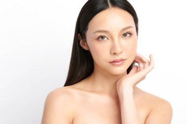 Beyaz arka planda temiz tenli güzel Asyalı kadın, yüz bakımı, yüz bakımı, kozmetoloji, güzellik ve kaplıca, Asyalı kadın portresi.