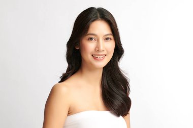 Beyaz arka planda temiz tenli güzel Asyalı kadın, yüz bakımı, yüz bakımı, kozmetoloji, güzellik ve kaplıca, Asyalı kadın portresi.