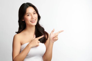 Beyaz arka planda temiz tenli güzel Asyalı kadın, yüz bakımı, yüz bakımı, kozmetoloji, güzellik ve kaplıca, Asyalı kadın portresi.