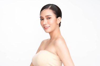 Beyaz arka planda temiz tenli güzel Asyalı kadın, yüz bakımı, yüz bakımı, kozmetoloji, güzellik ve kaplıca, Asyalı kadın portresi.