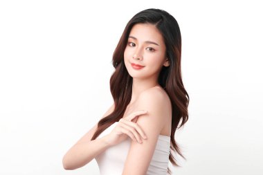 Beyaz arka planda temiz tenli güzel Asyalı kadın, yüz bakımı, yüz bakımı, kozmetoloji, güzellik ve kaplıca, Asyalı kadın portresi.