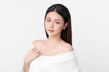 Beyaz arka planda temiz tenli güzel Asyalı kadın, yüz bakımı, yüz bakımı, kozmetoloji, güzellik ve kaplıca, Asyalı kadın portresi.