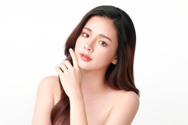 Beyaz arka planda temiz tenli güzel Asyalı kadın, yüz bakımı, yüz bakımı, kozmetoloji, güzellik ve kaplıca, Asyalı kadın portresi.