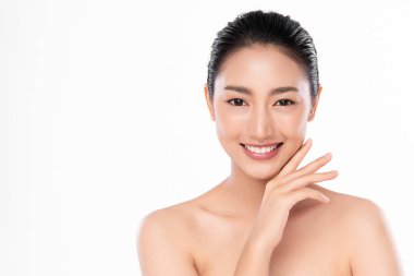 Beyaz arka planda temiz tenli güzel Asyalı kadın, yüz bakımı, yüz bakımı, kozmetoloji, güzellik ve kaplıca, Asyalı kadın portresi.