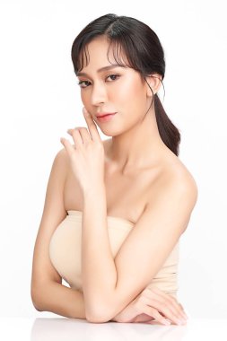 Beyaz arka planda temiz tenli güzel Asyalı kadın, yüz bakımı, yüz bakımı, kozmetoloji, güzellik ve kaplıca, Asyalı kadın portresi.