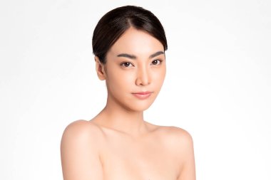 Beyaz arka planda temiz tenli güzel Asyalı kadın, yüz bakımı, yüz bakımı, kozmetoloji, güzellik ve kaplıca, Asyalı kadın portresi.
