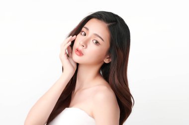 Beyaz arka planda temiz tenli güzel Asyalı kadın, yüz bakımı, yüz bakımı, kozmetoloji, güzellik ve kaplıca, Asyalı kadın portresi.
