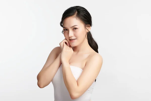 Bella Giovane Donna Asiatica Con Pelle Fresca Pulita Sfondo Bianco — Foto Stock