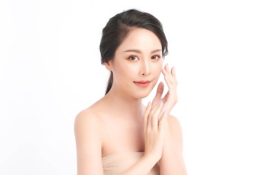 Beyaz arka planda temiz tenli güzel Asyalı kadın, yüz bakımı, yüz bakımı, kozmetoloji, güzellik ve kaplıca, Asyalı kadın portresi.