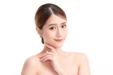 Beyaz arka planda temiz tenli güzel Asyalı kadın, yüz bakımı, yüz bakımı, kozmetoloji, güzellik ve kaplıca, Asyalı kadın portresi.