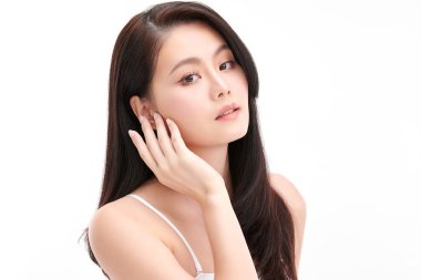 Beyaz arka planda temiz tenli güzel Asyalı kadın, yüz bakımı, yüz bakımı, kozmetoloji, güzellik ve kaplıca, Asyalı kadın portresi.