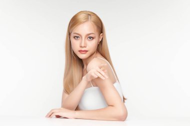 Beyaz arka planda temiz tenli güzel Asyalı kadın, yüz bakımı, yüz bakımı, kozmetoloji, güzellik ve kaplıca, Asyalı kadın portresi.