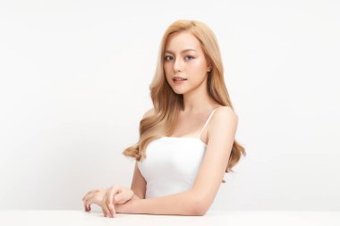 Beyaz arka planda temiz tenli güzel Asyalı kadın, yüz bakımı, yüz bakımı, kozmetoloji, güzellik ve kaplıca, Asyalı kadın portresi.