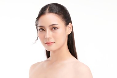Beyaz arka planda temiz tenli güzel Asyalı kadın, yüz bakımı, yüz bakımı, kozmetoloji, güzellik ve kaplıca, Asyalı kadın portresi.