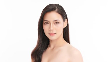 Beyaz arka planda temiz tenli güzel Asyalı kadın, yüz bakımı, yüz bakımı, kozmetoloji, güzellik ve kaplıca, Asyalı kadın portresi.