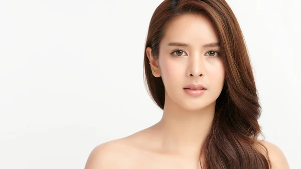 白い背景にきれいな新鮮な肌を持つ美しい若いアジアの女性 顔のケア 顔の治療 美容とスパ アジアの女性の肖像画 — ストック写真