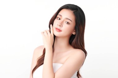 Beyaz arka planda temiz tenli güzel Asyalı kadın, yüz bakımı, yüz bakımı, kozmetoloji, güzellik ve kaplıca, Asyalı kadın portresi.