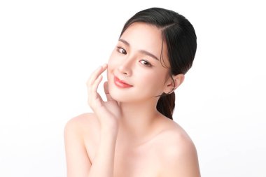 Beyaz arka planda temiz tenli güzel Asyalı kadın, yüz bakımı, yüz bakımı, kozmetoloji, güzellik ve kaplıca, Asyalı kadın portresi.