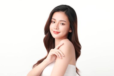 Beyaz arka planda temiz tenli güzel Asyalı kadın, yüz bakımı, yüz bakımı, kozmetoloji, güzellik ve kaplıca, Asyalı kadın portresi.