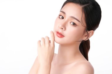 Beyaz arka planda temiz tenli güzel Asyalı kadın, yüz bakımı, yüz bakımı, kozmetoloji, güzellik ve kaplıca, Asyalı kadın portresi.