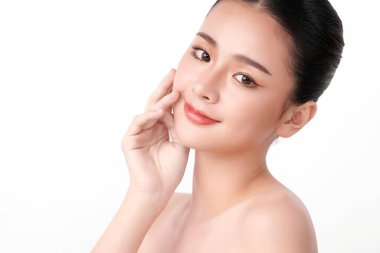 Beyaz arka planda temiz tenli güzel Asyalı kadın, yüz bakımı, yüz bakımı, kozmetoloji, güzellik ve kaplıca, Asyalı kadın portresi.